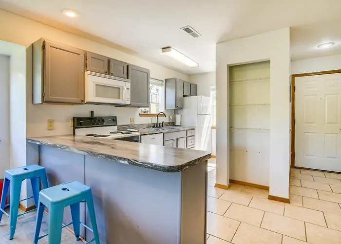 Branson Escape With Pool Access, Grill And Balcony!