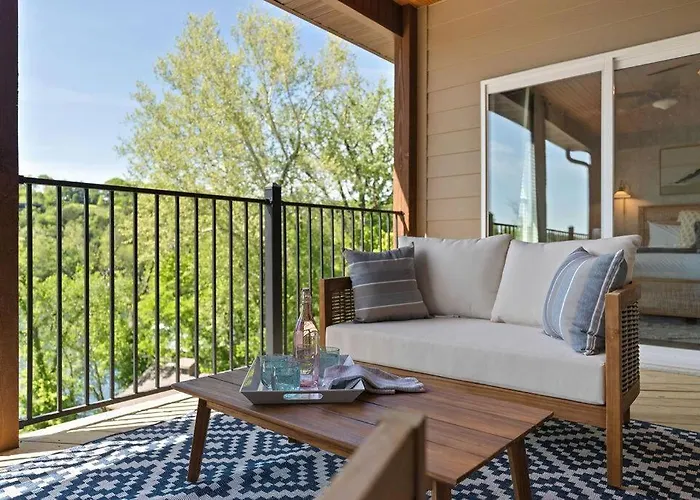 Views! Lake Penthouse- 5 Min To Landing & Downtown