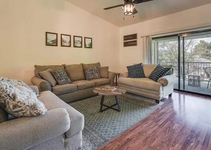 Inviting Branson Condo With Community Pool And Hot Tub