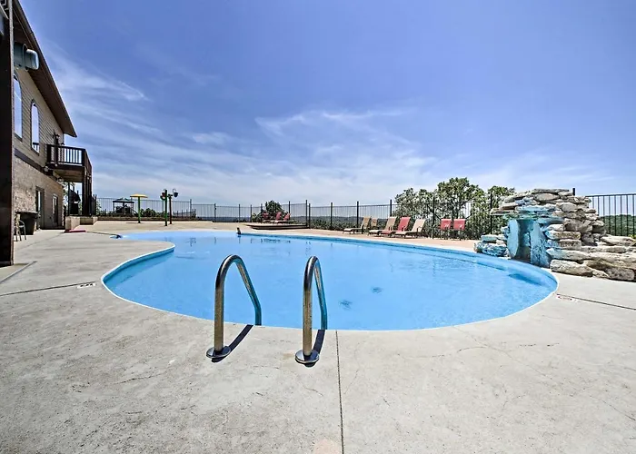 Branson Condo With Pool Near Silver Dollar City!