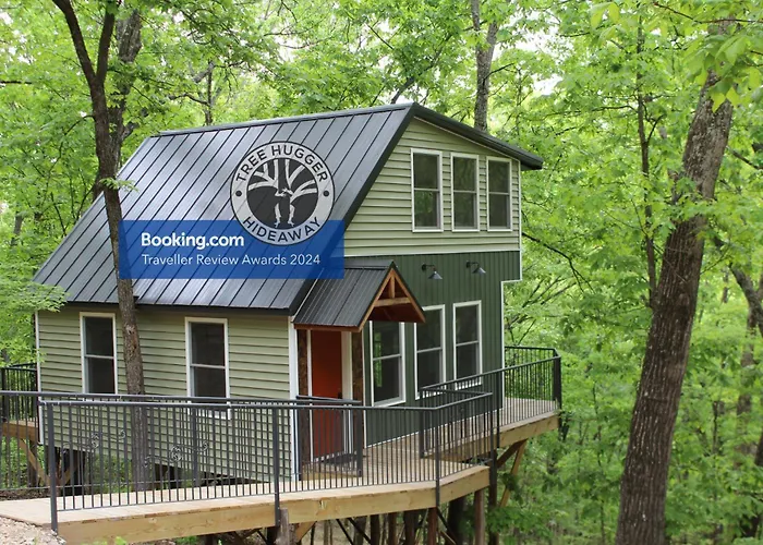 Secluded Treehouse In The Woods - Tree Hugger Hideaway