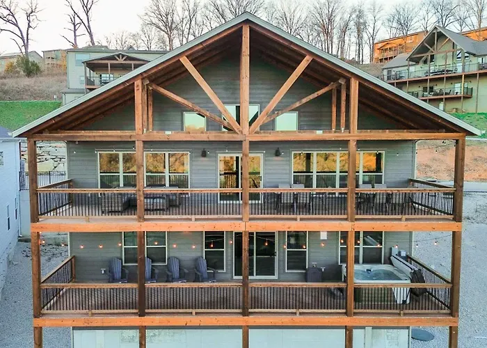 Spacious Rustic Elm Lodge