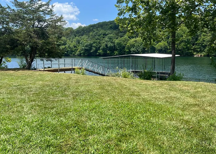 Free Attraction Tickets! Trout Fishing! Private Dock! Large Family Gathering