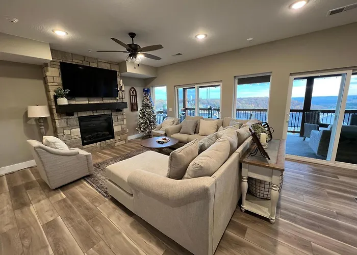 Lakehouse Lodge