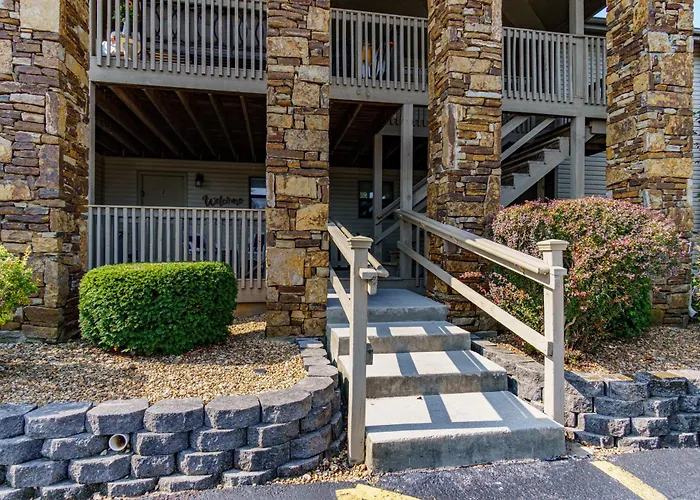 Lake Bluff Retreat - Sleeps 6 - Heated Pool - Golf