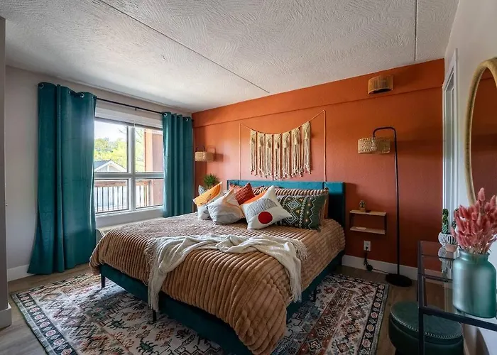 Pet Friendly Boho Condo With Pool--Fitness Center--Next To The Branson Landing--Close To Convention Center And Kanakuk
