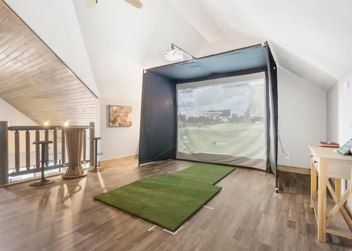 Golf Simulator- Private Hot Tub- Lake Views- Free Daily Tickets- Close To Attractions