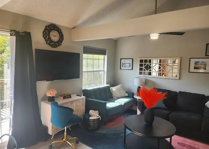 2Br Cozy Condo - Centrally Located - Steps Required - Free Tickets Included