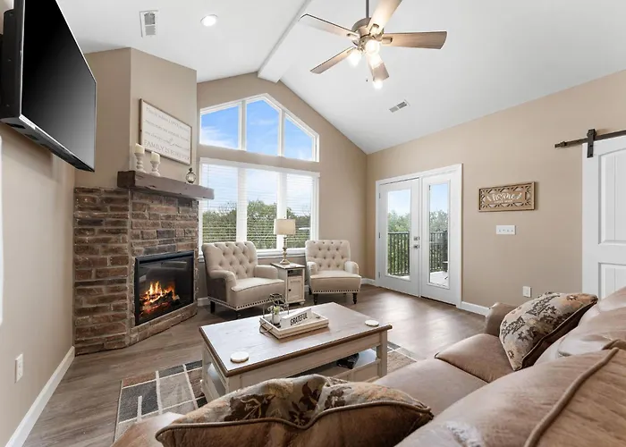 Spacious Retreat, Heart Of The City, Indoor Pool, Free Attraction Tickets!