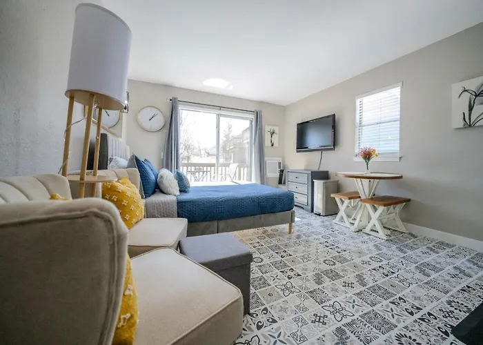 Corner, Top Floor, Fall Creek, Convenient To 76