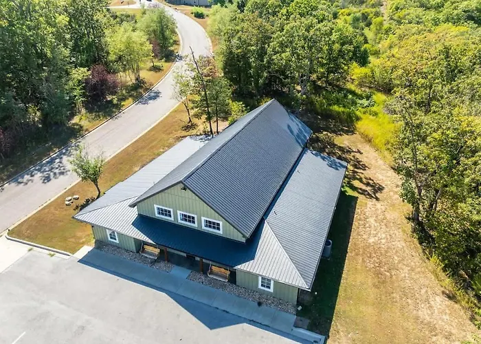 8-Bedroom Branson Retreat- Hot Tub & Porch Swings
