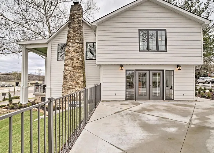 Downtown Branson Home With Pool Near The Landing!