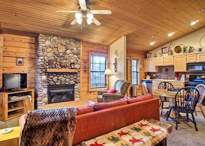 Cabin-Style Studio Right Off The Branson Strip!