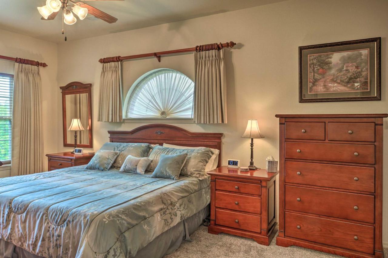 Walk-in Condo, Near Silver Dollar Apartment *