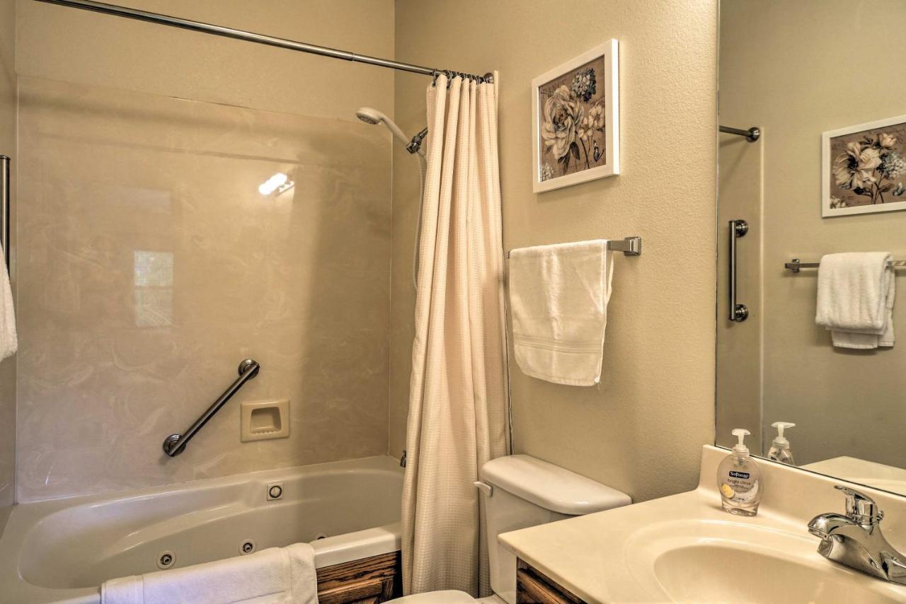 Apartment Walk-in Condo, Near Silver Dollar *