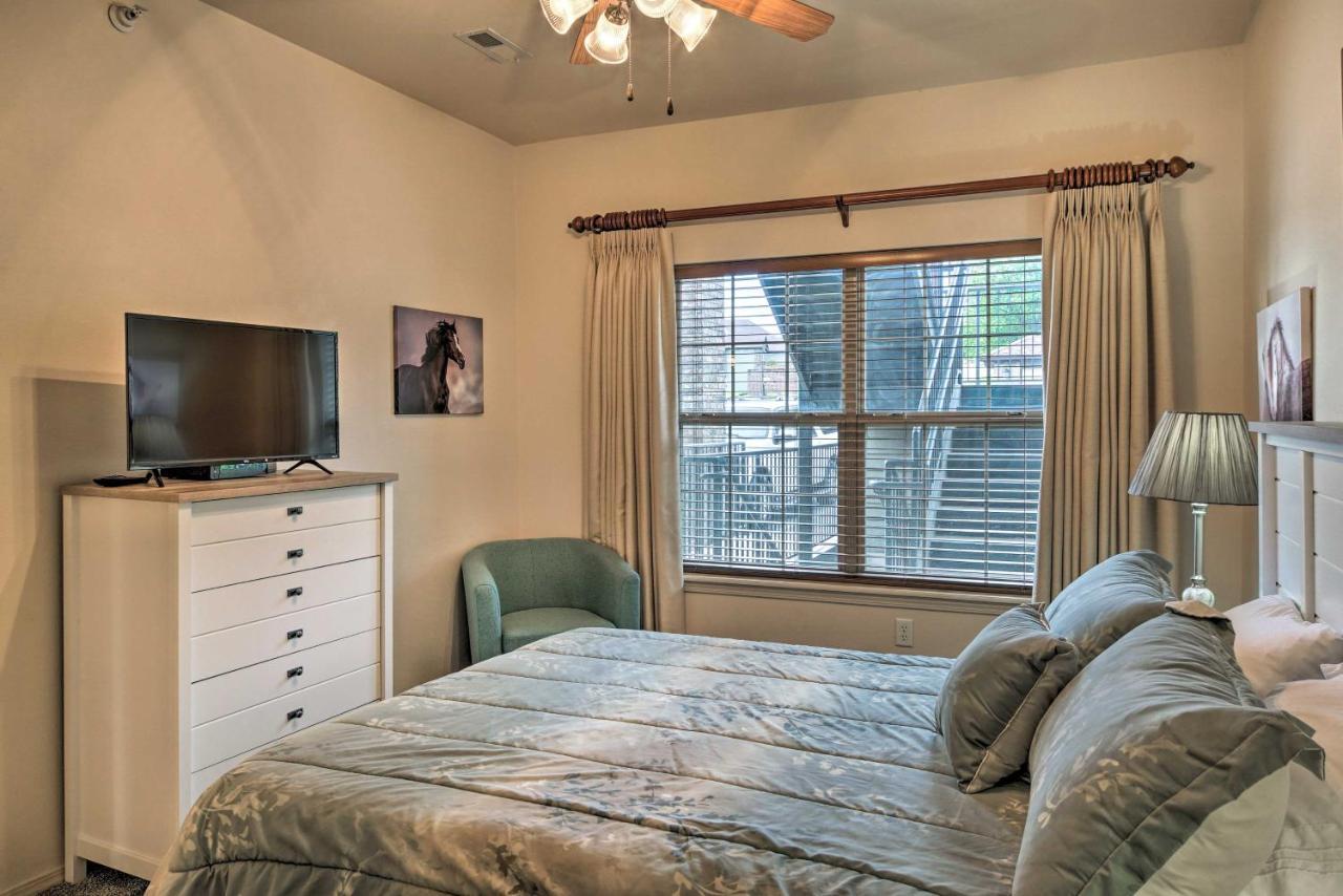 Walk-in Condo, Near Silver Dollar Apartment *