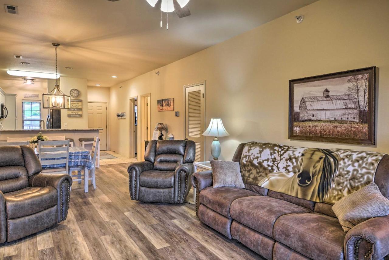 Walk-in Condo, Near Silver Dollar Apartment *