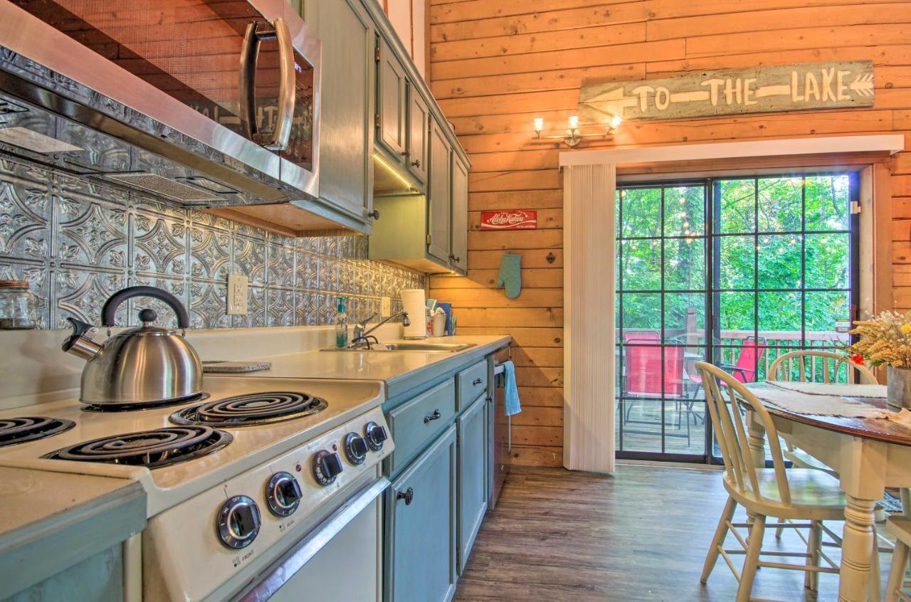 Charming Getaway With Fireplace And Porch Holiday home