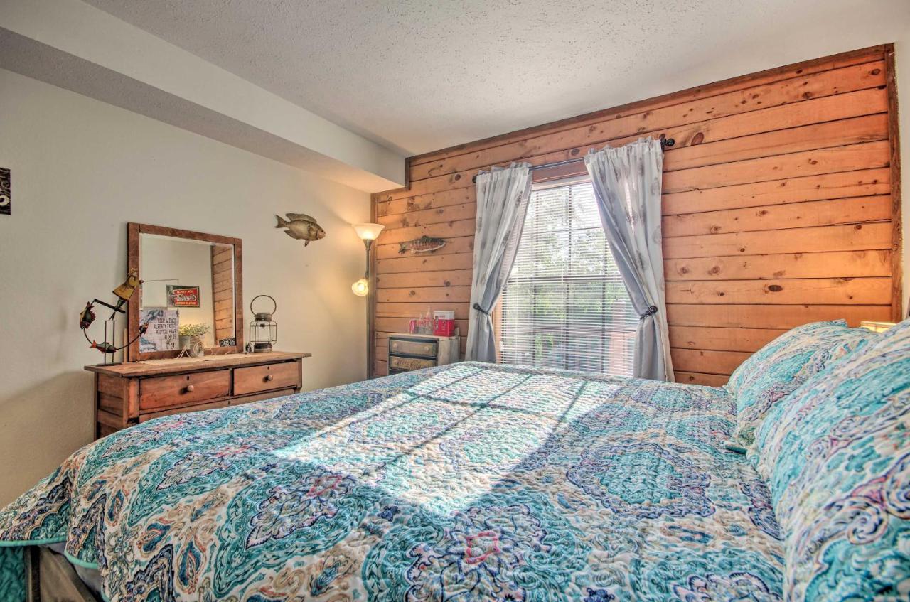 Holiday home Charming Getaway With Fireplace And Porch Branson