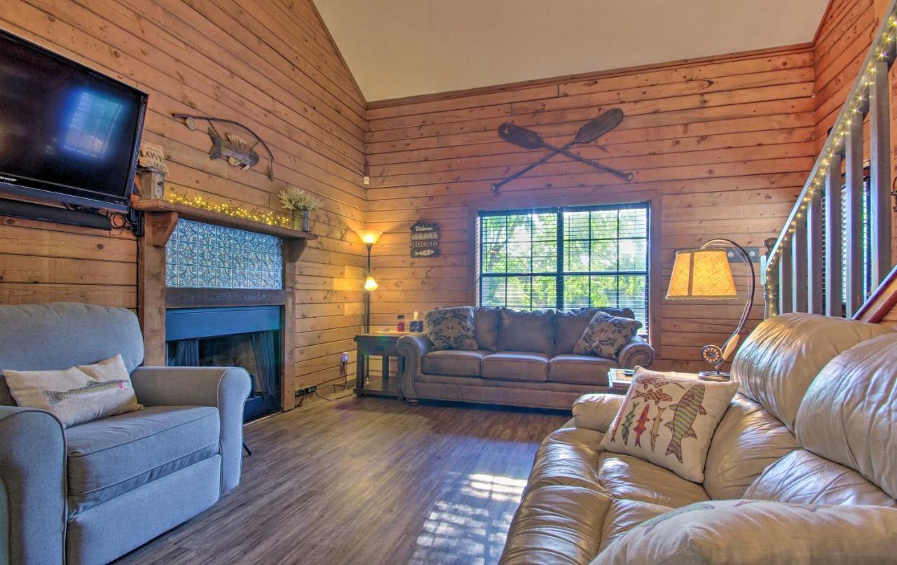 Charming Getaway With Fireplace And Porch Holiday home *