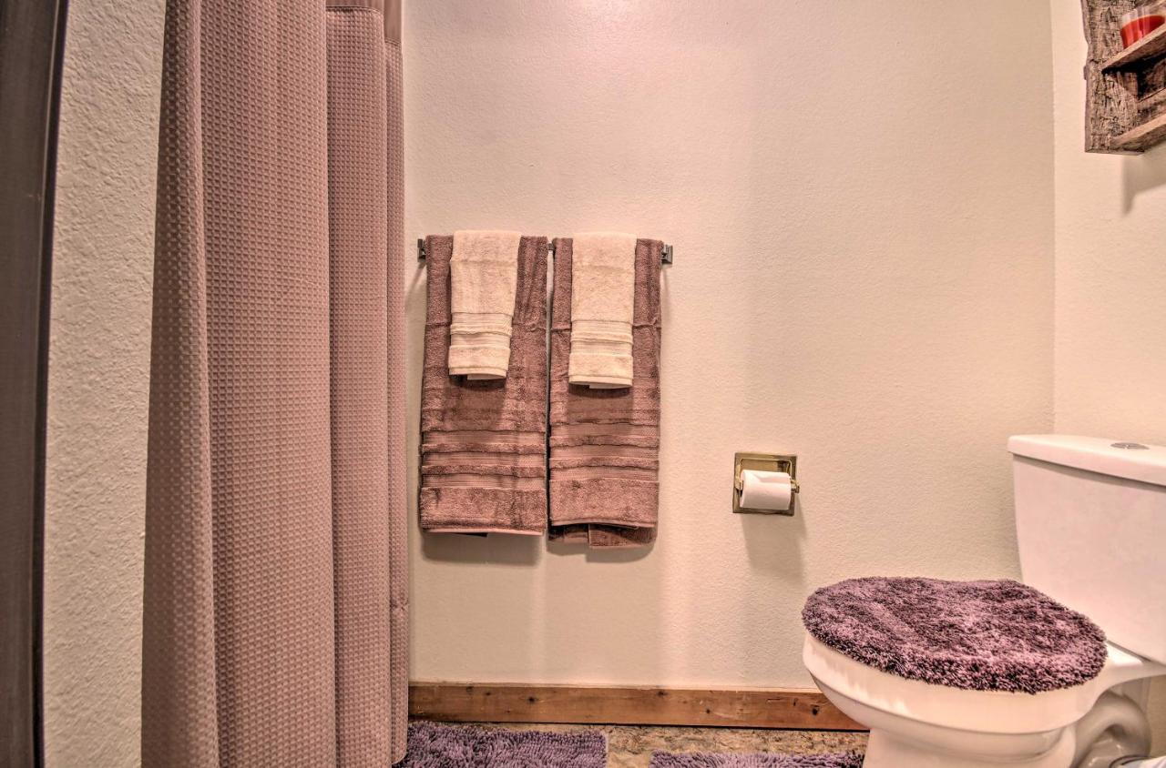 Holiday home Charming Getaway With Fireplace And Porch Branson