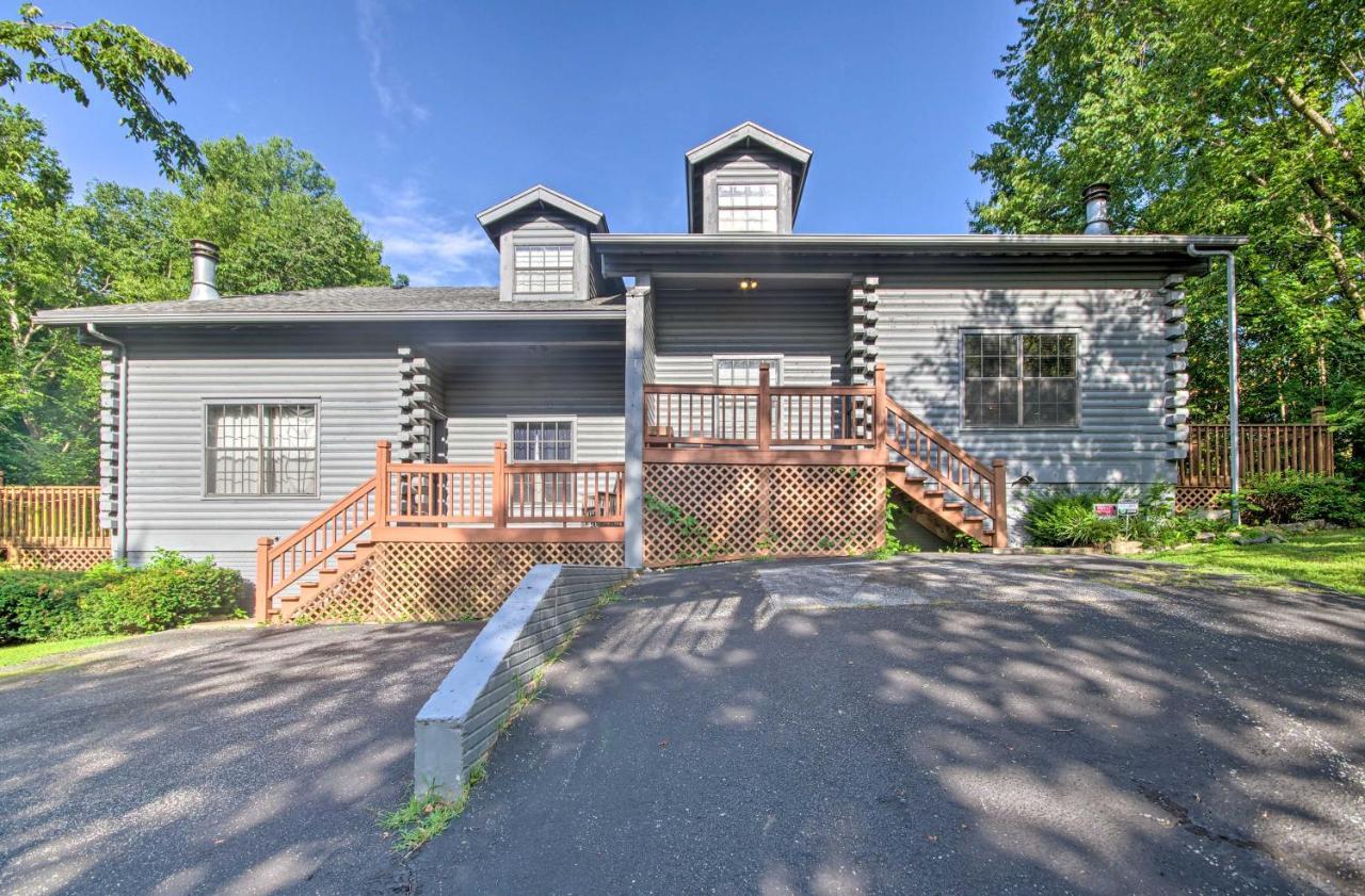 Charming Getaway With Fireplace And Porch Holiday home Branson