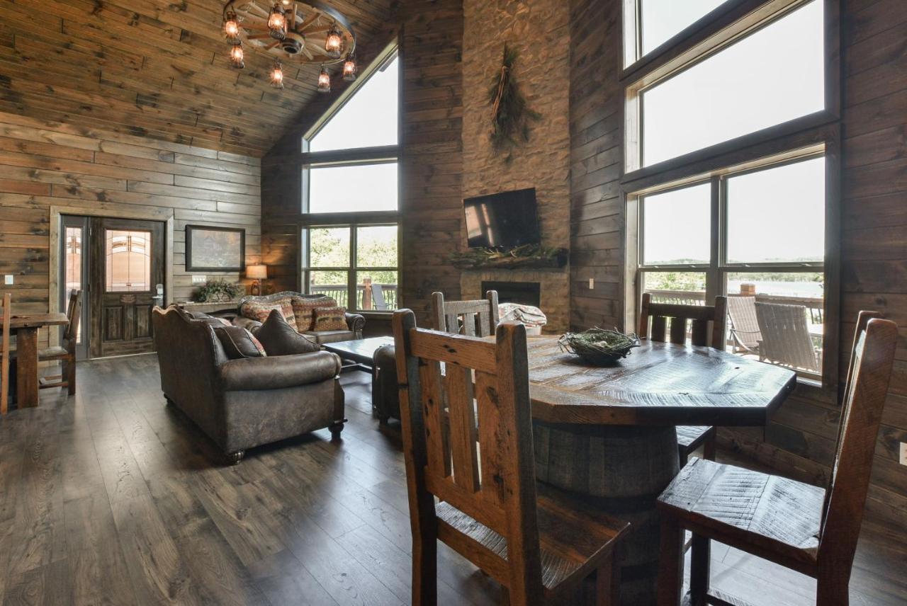 Watermill Cove Lakefront Luxury 2mi To Silver Dollar Huge Pool Dock Holiday home *