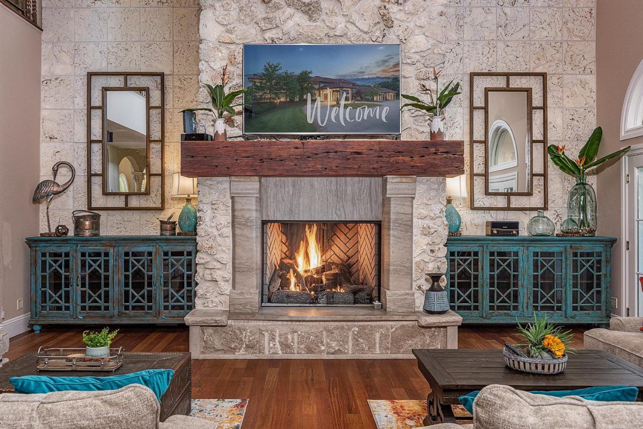 Holiday home 17500sqft Private Estate Indoorpool Hottub Big Lakeview Tennis Court Theater Sdc