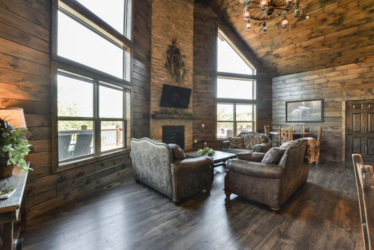 Watermill Cove Luxury Lakefront 2mi To Silver Dollar Huge Pool Holiday home