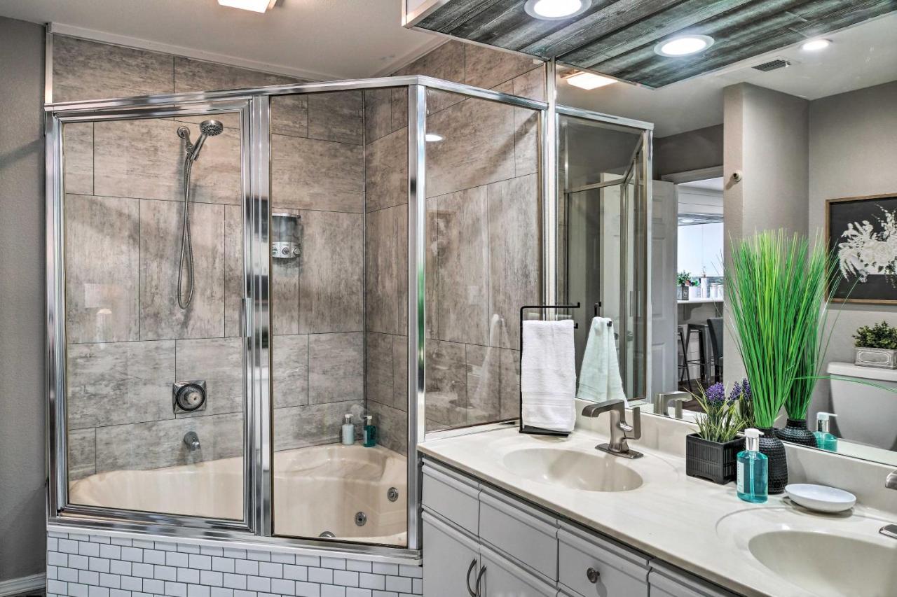 Modern Escape With Lake Taneycomo Views! Apartment