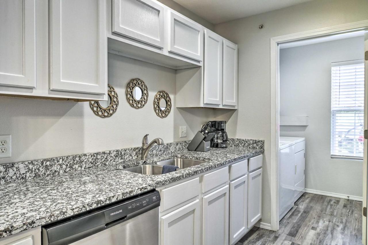 Centrally Located Brandon With Pool Access Apartment