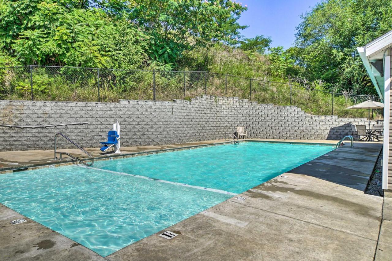 Centrally Located Brandon With Pool Access