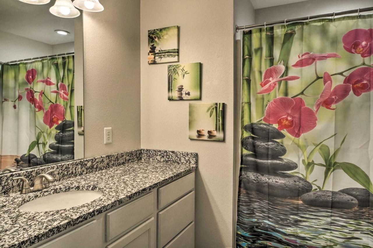 Centrally Located Brandon With Pool Access *