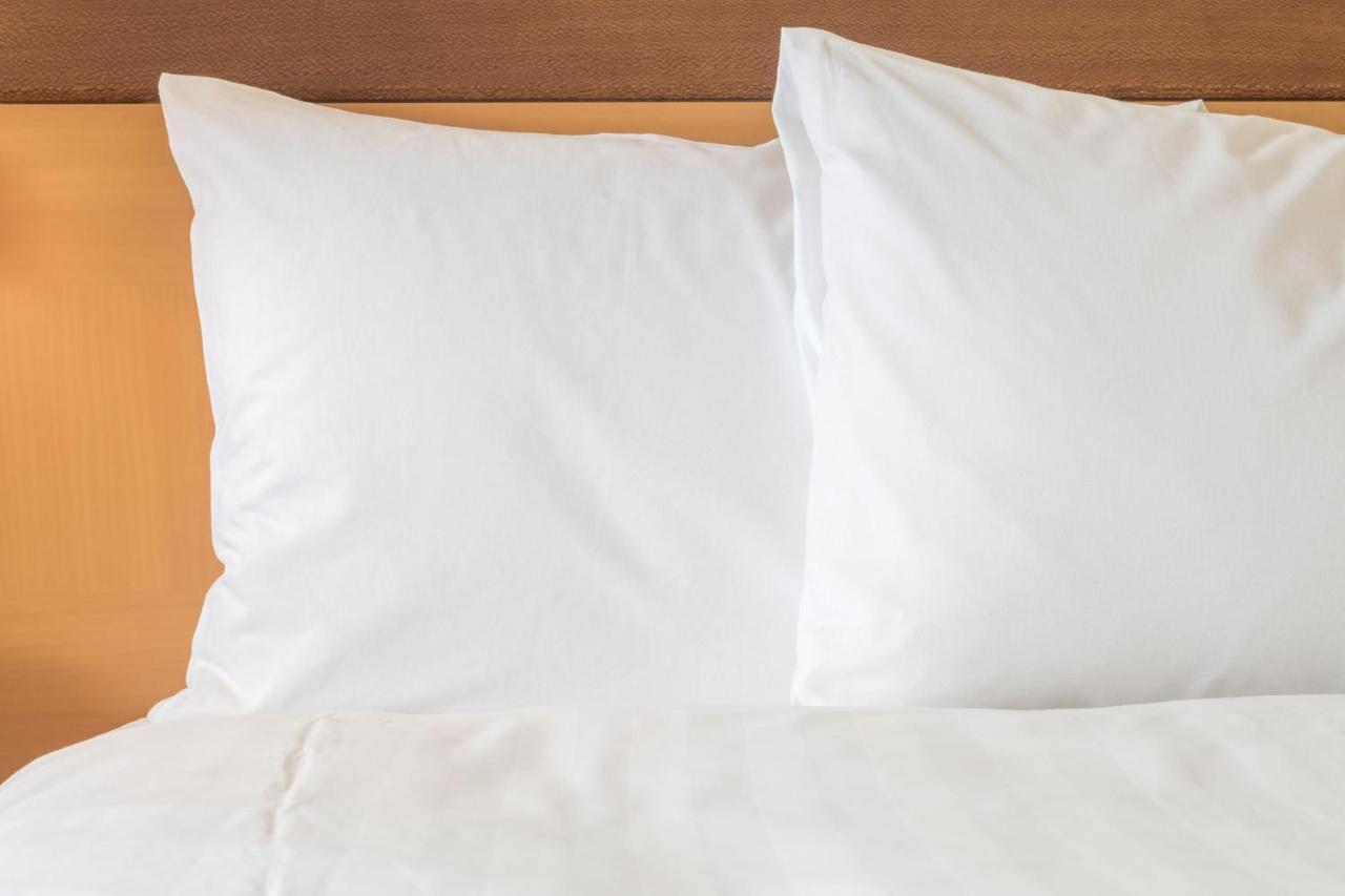 Express & 76 By Ihg Hotel 2*
