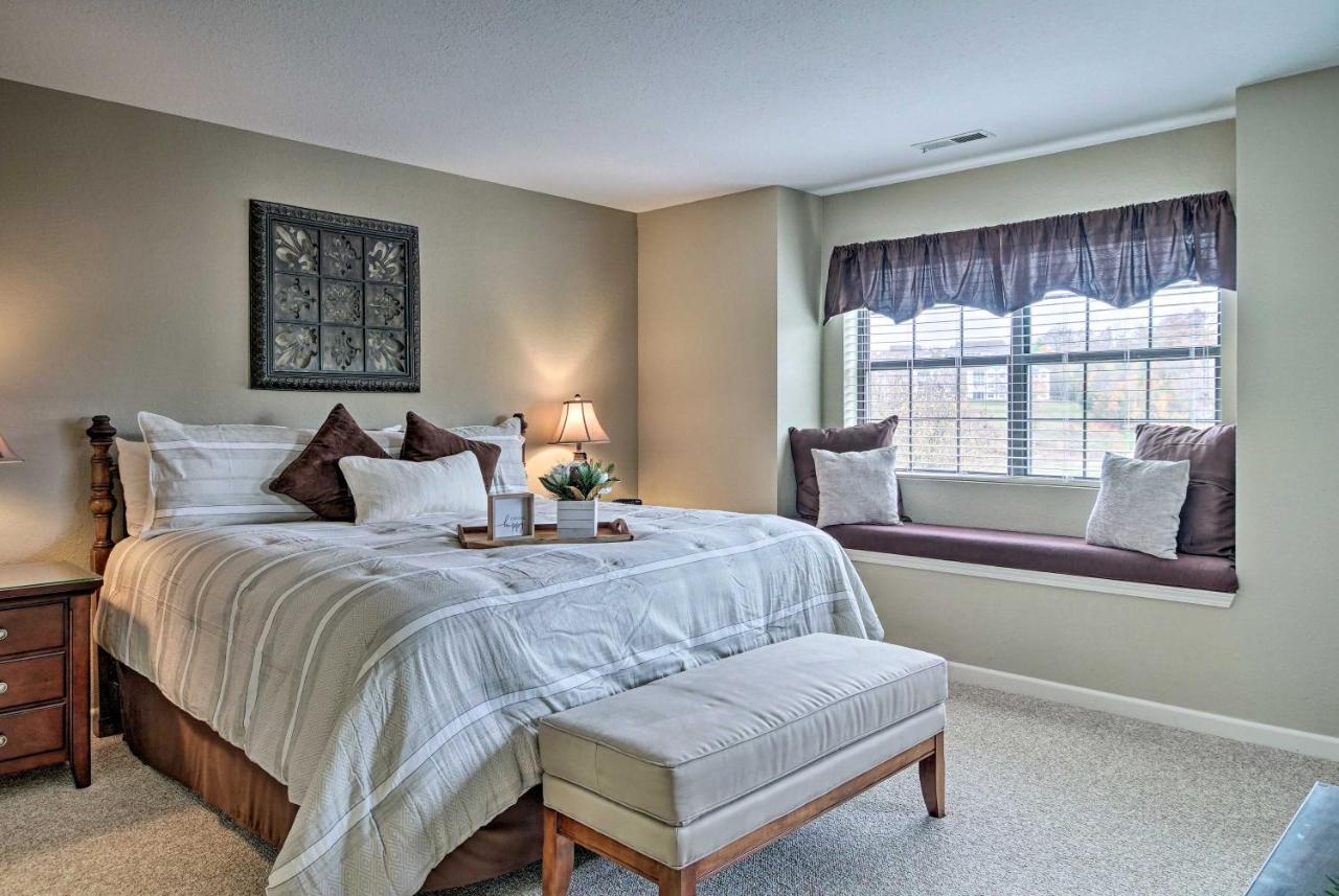 Amidst Action With Pool Access And Golf! Apartment