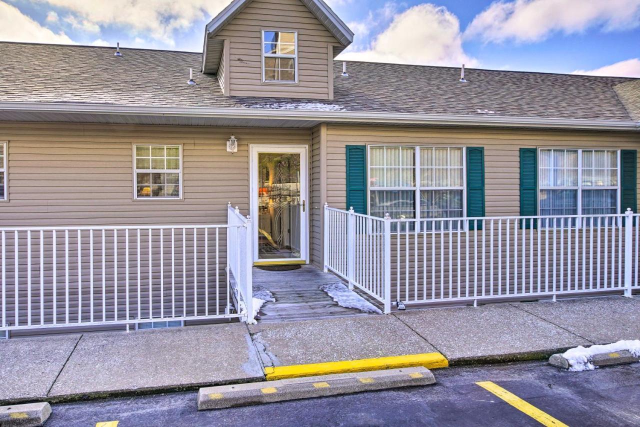 With Family Amenities, 3 Mi To Strip! Apartment