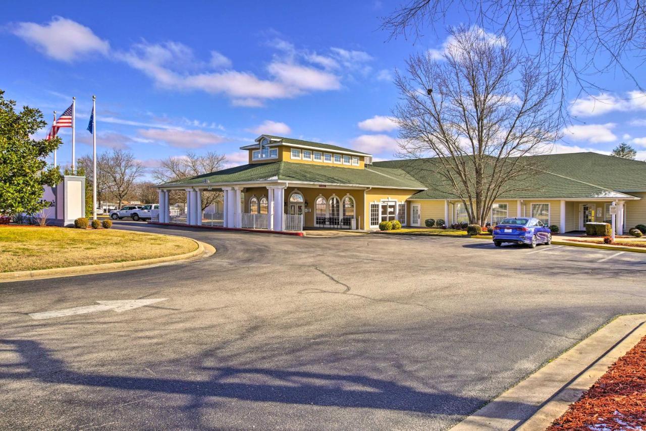 With Family Amenities, 3 Mi To Strip!