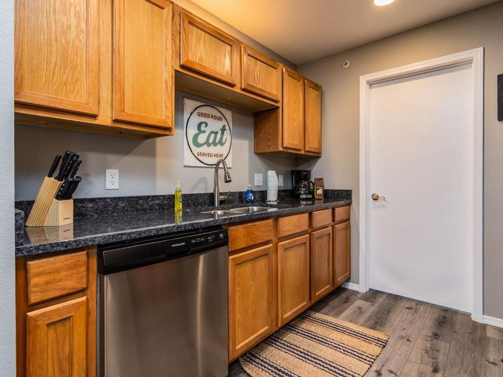 Apartment Lake Cove - Fun In Every Direction! Remodeled And Ready!