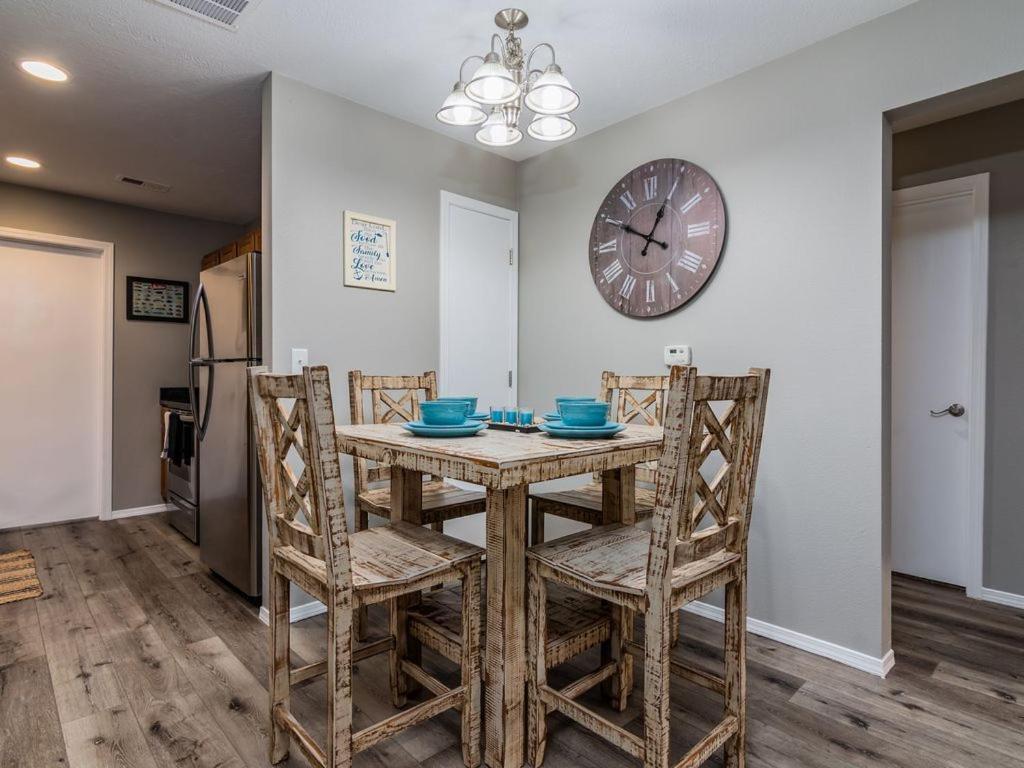 Apartment Lake Cove - Fun In Every Direction! Remodeled And Ready! *