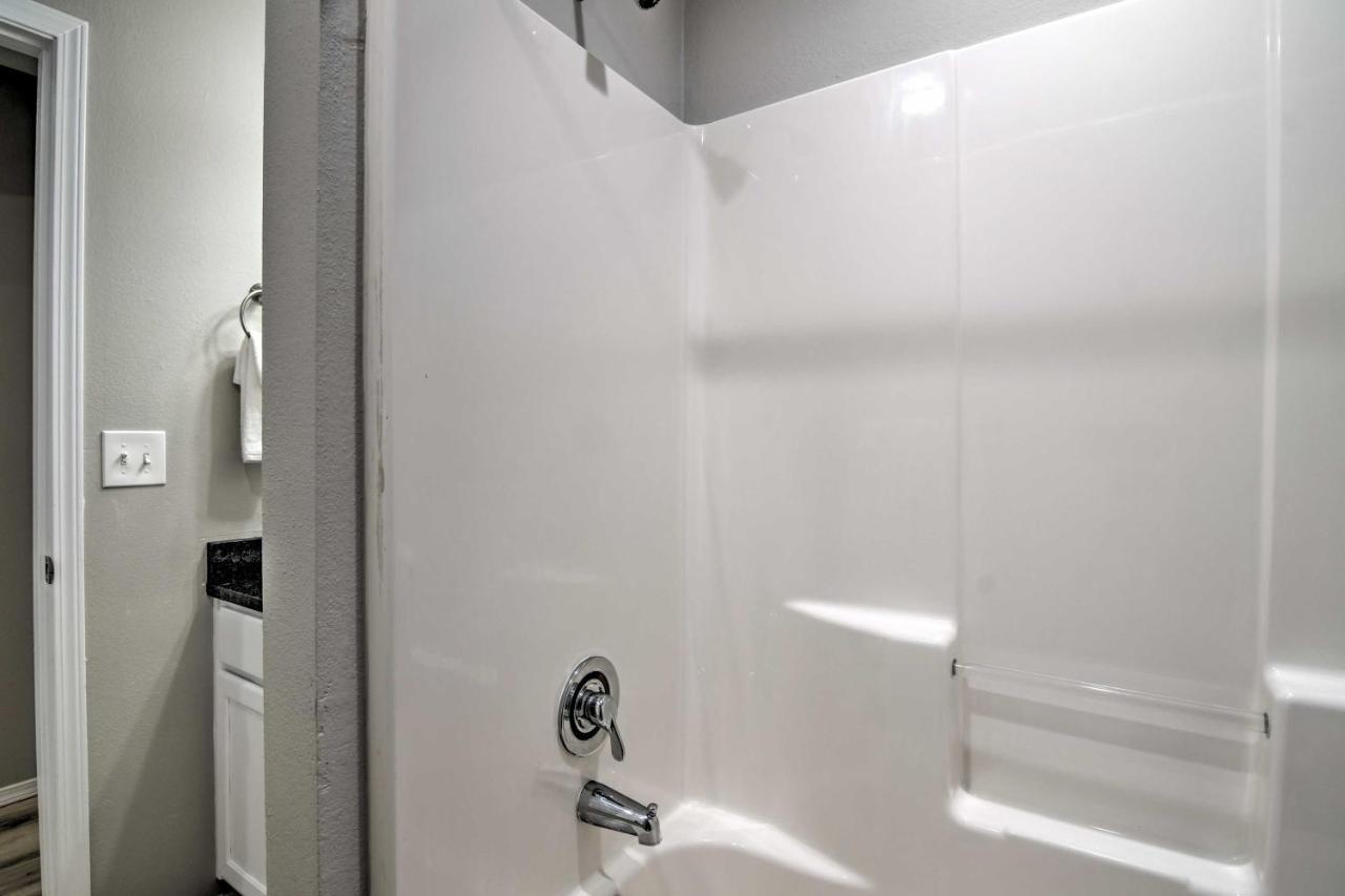 Apartment With Patio, 4 Mi To Silver Dollar City! *