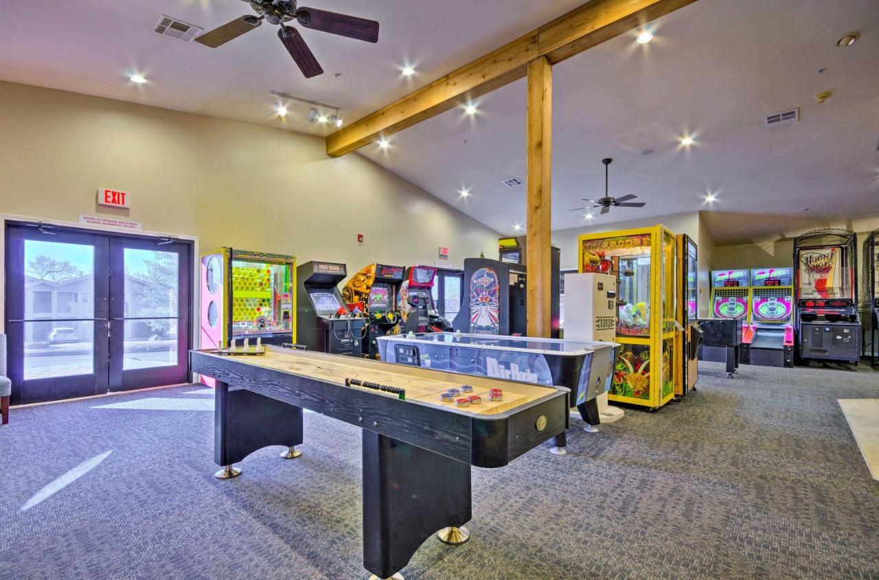 On Golf Course With Pool Access! Apartment Branson