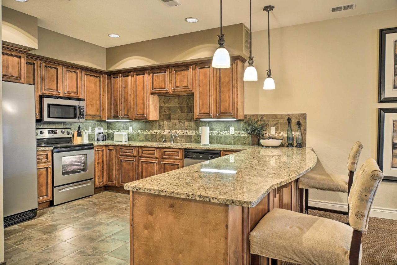 With Balcony, 3 Miles To Downtown Branson