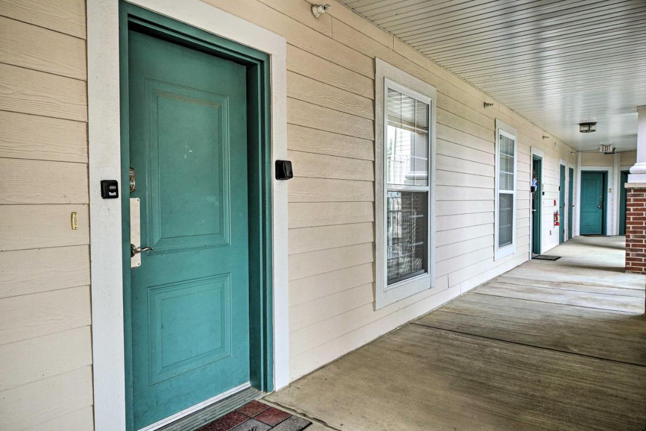 With Balcony, 3 Miles To Downtown Apartment *