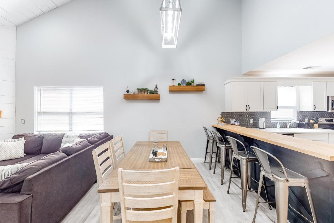 Lofty Retreat & Paradise Pointe Holiday home *