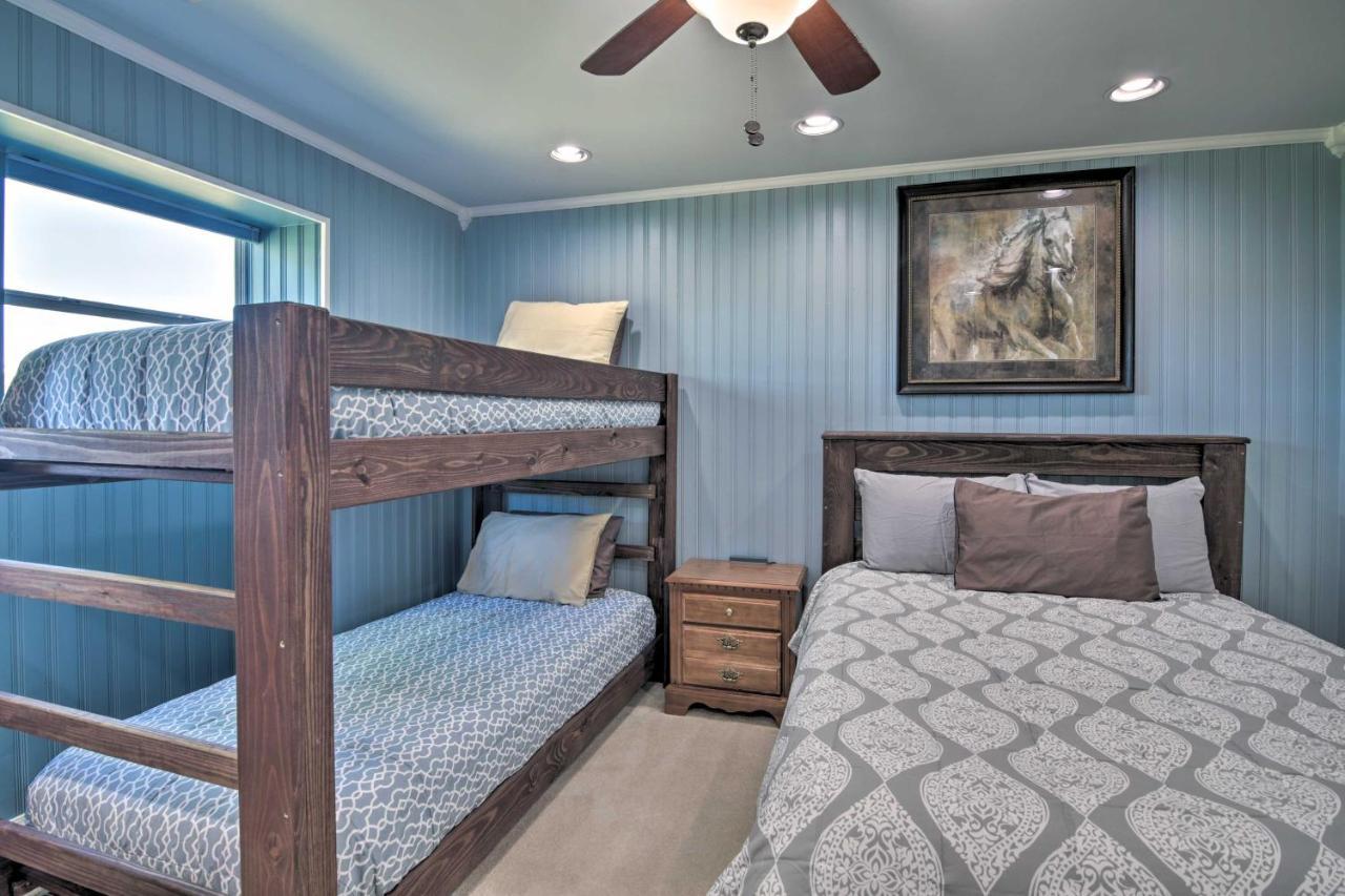Spacious 3 Mi To Table Rock Lake! Apartment