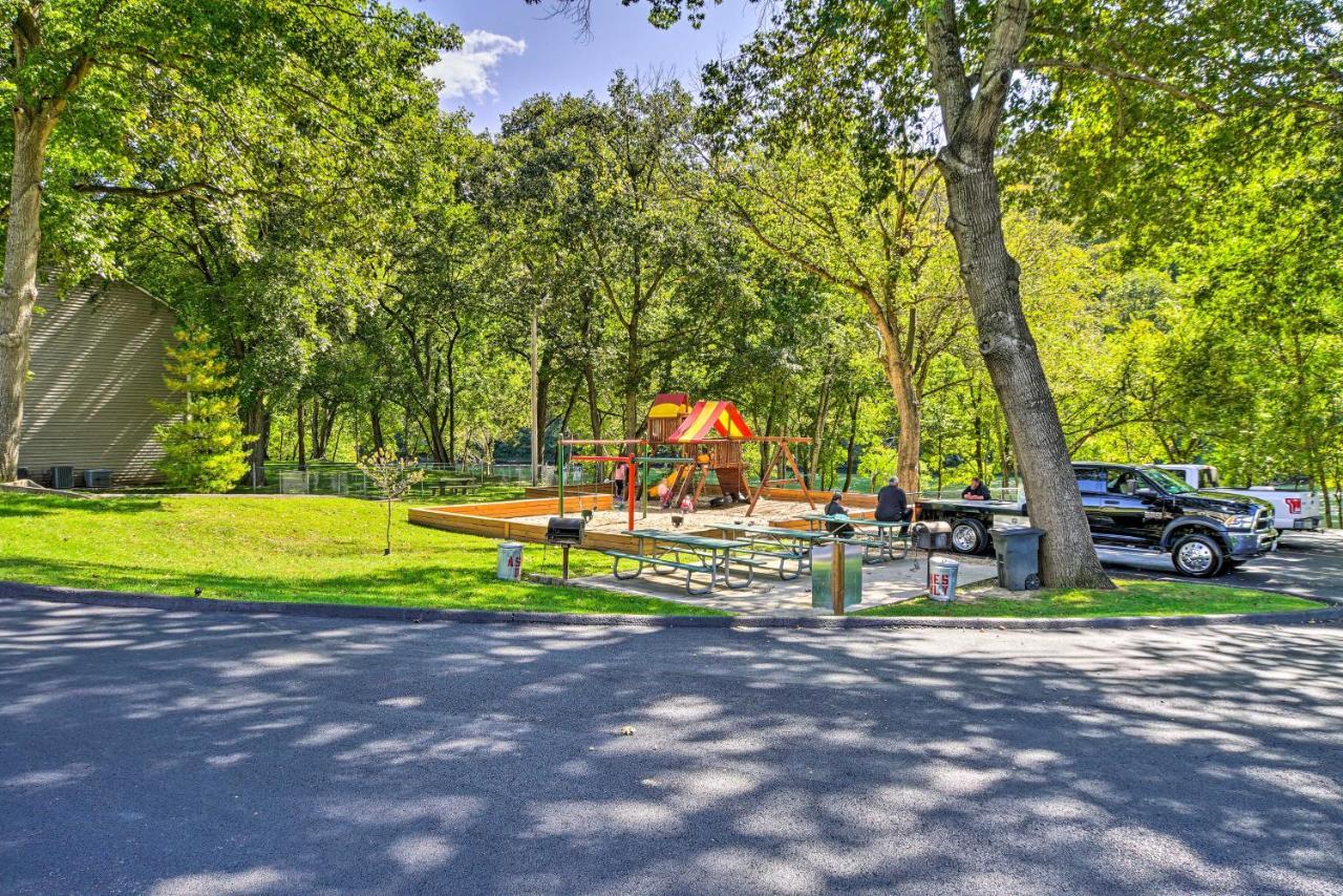 Spacious 3 Mi To Table Rock Lake! Apartment
