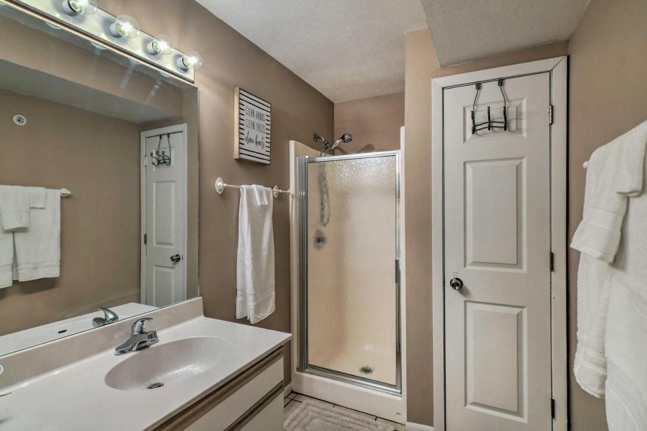 Modern About 3 Mi To Landing Apartment Branson