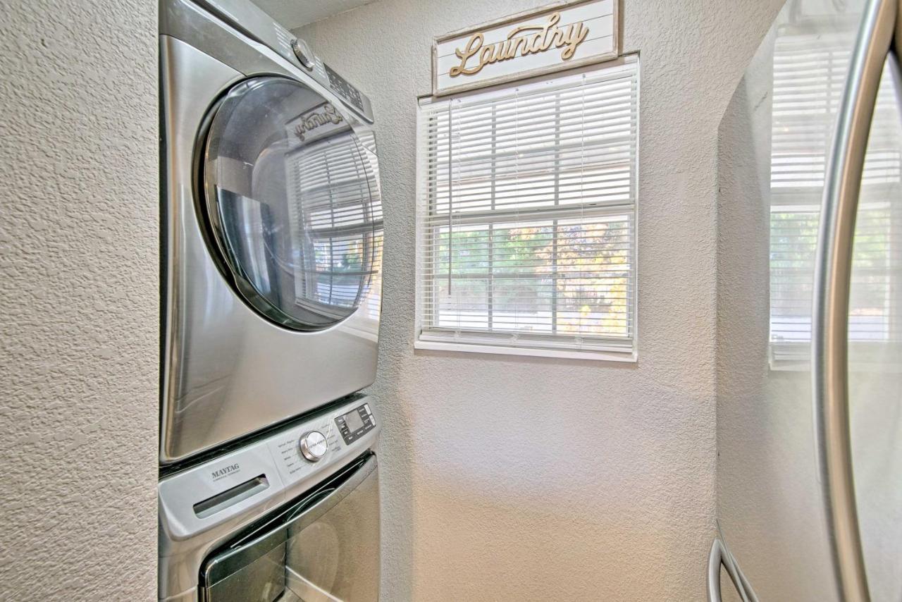 With Pool Access 3 Mi To Strip! Apartment
