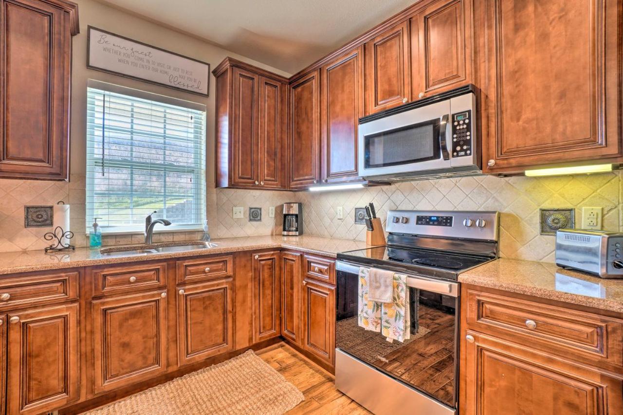 Stunning With On-site Golf Access Villa Branson