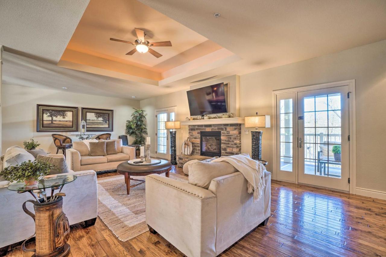 Stunning With On-site Golf Access Villa Branson